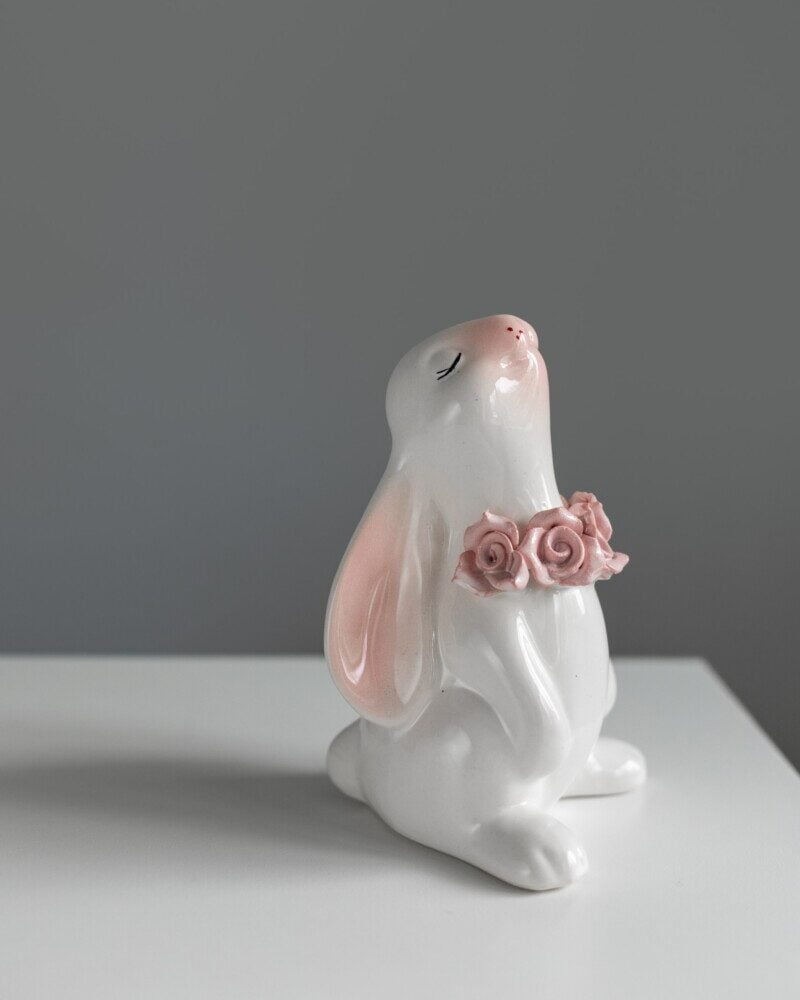 img_3968_resized-e1726309679465.jpg Статуетка "Зайчик з трояндами" - Зображення 1