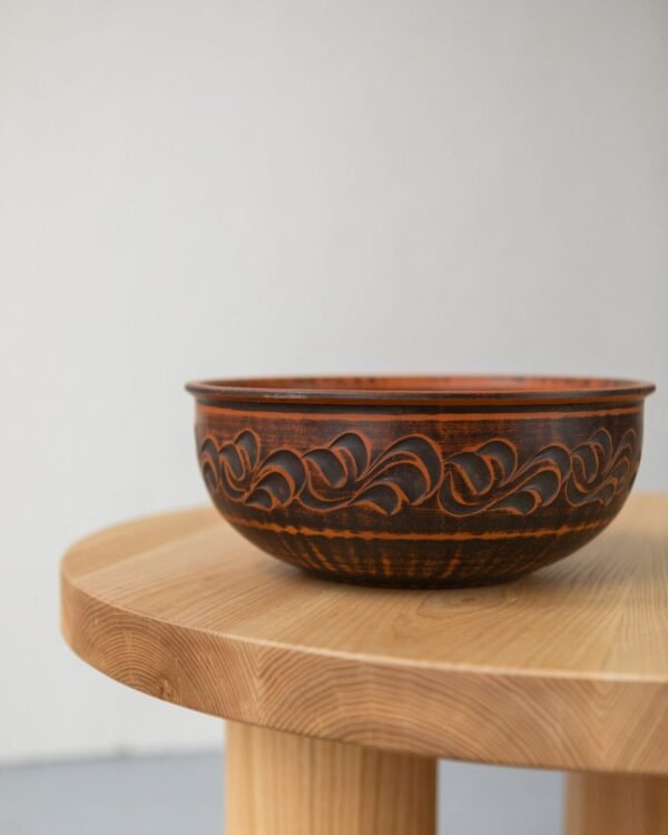 img_4475_resized-e1721661798245.jpg Макітра різьблена 2,5 л - Зображення 1