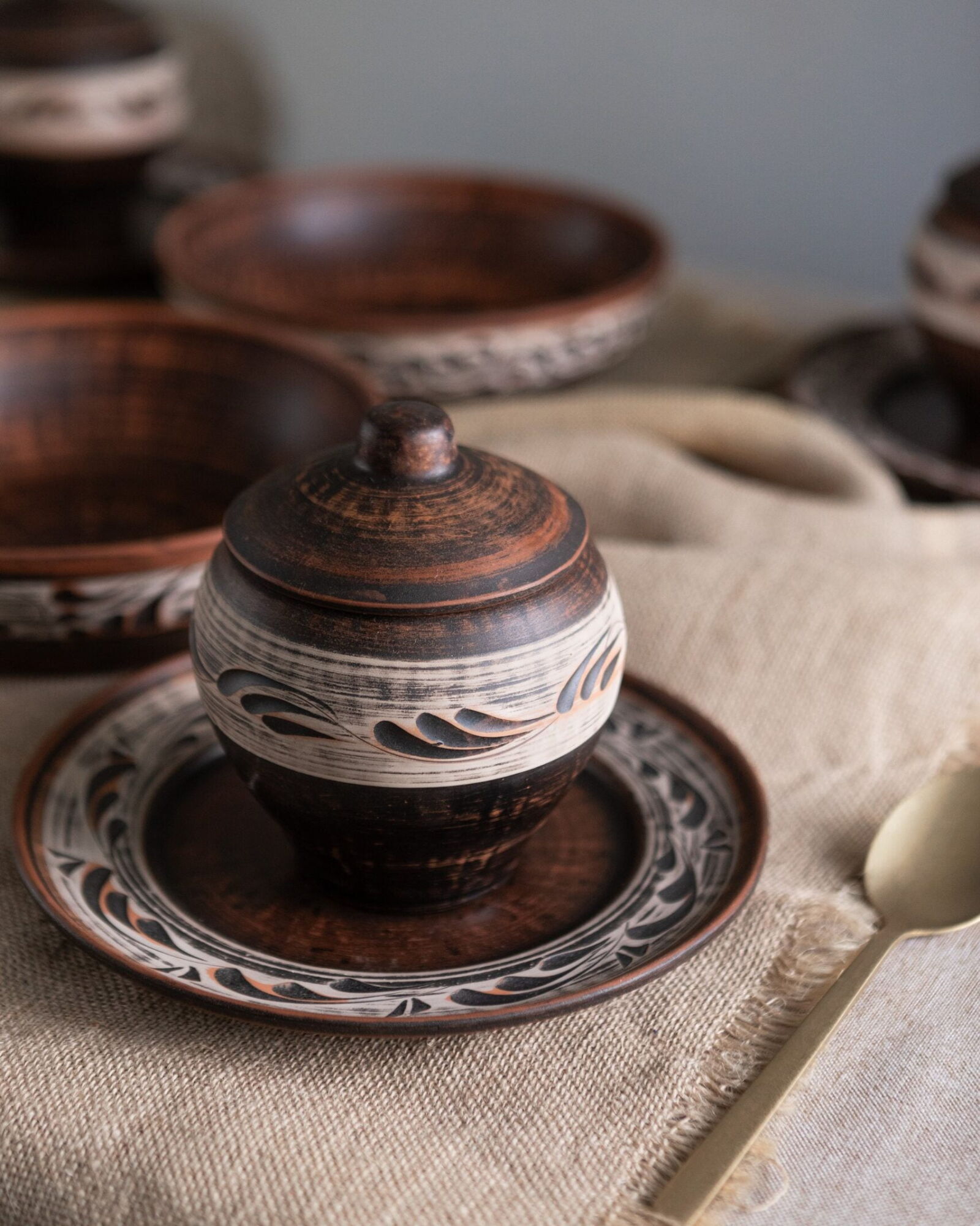 img_9478_resized-e1721027671473.jpg Горщик різьблений ангоб 500 мл - Зображення 1